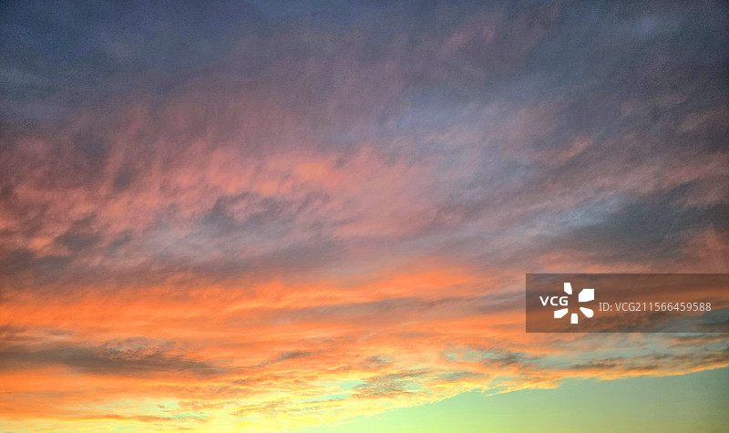 低角度视图下的戏剧性天空图片素材