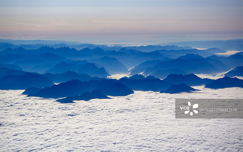 华盛顿州的日落时分，天空映衬下的山脉美景图片素材