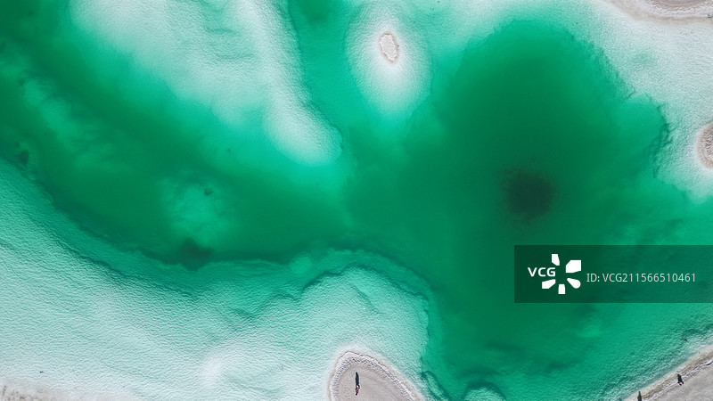 高视角下的盐湖风景图片素材