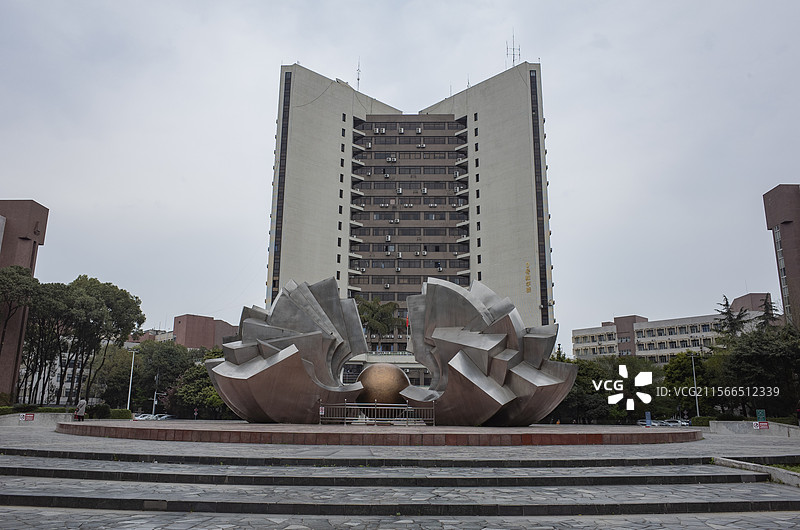 西南交通大学九里堤校区主楼和雕塑图片素材