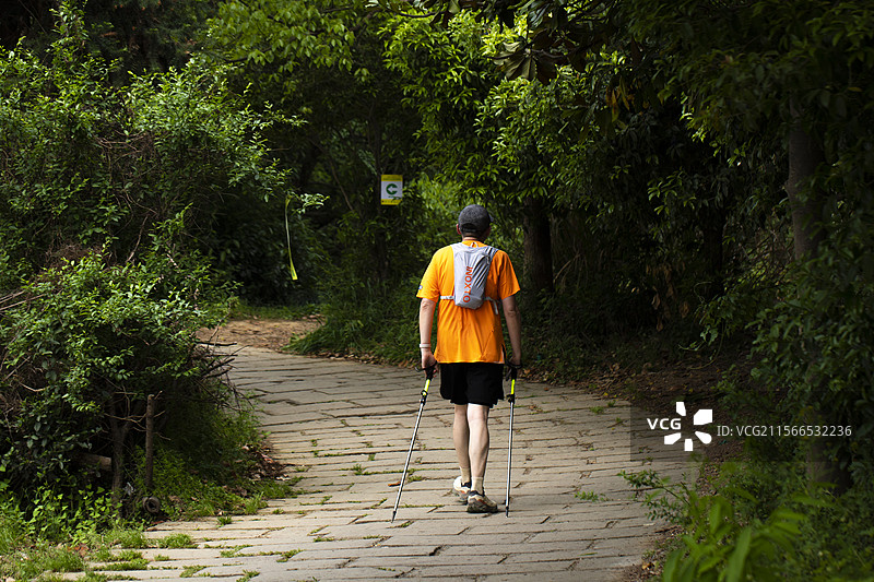 一个人在山间小路跑步竞赛尽显运动的魅力图片素材