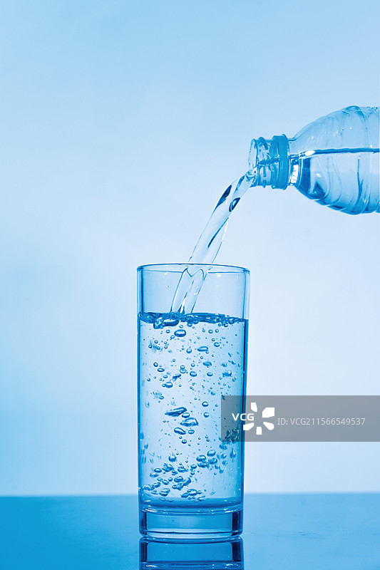 倒入玻璃杯的纯净水图片素材