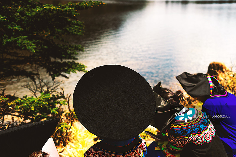 湖边的彝族妇女图片素材