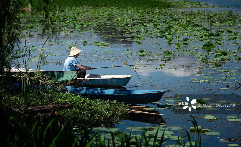 河边垂钓的人图片素材