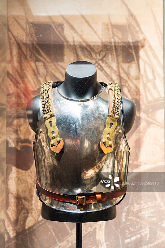 古代金属胸甲展示图片素材