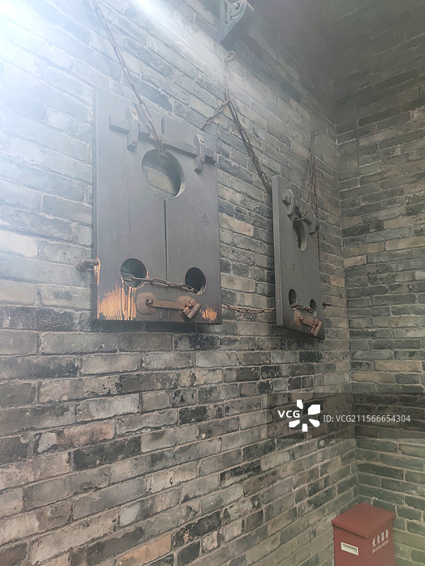 山西省平遥古城 县衙博物馆 铁叶盘头枷刑具图片素材
