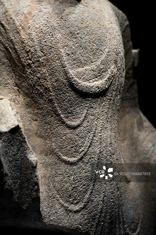 北京嘉德艺术中心“看见微笑古青州造像艺术特展”馆藏重要文物——临朐县博物馆藏北齐圆雕佛残立像局部图片素材