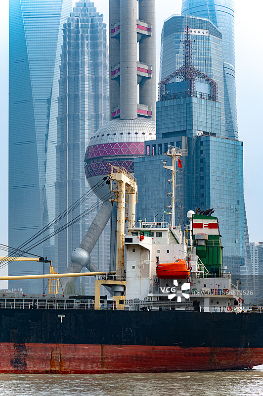 东方明珠塔与货船图片素材