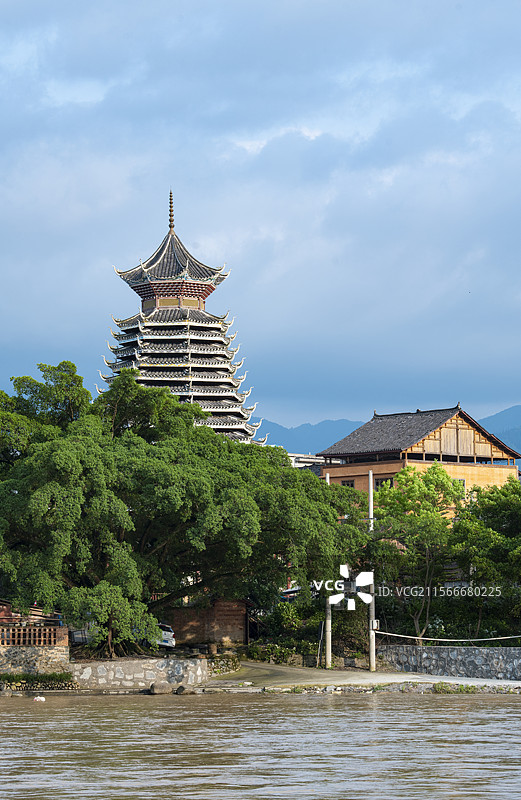 榕江三宝侗寨鼓楼与古榕树图片素材