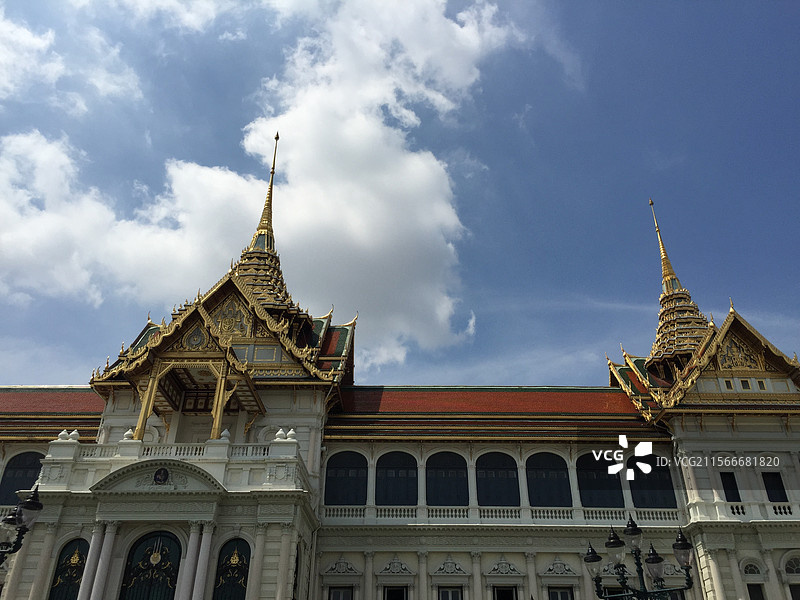 泰国曼谷寺庙建筑金碧辉煌仰视低视角天空云图片素材