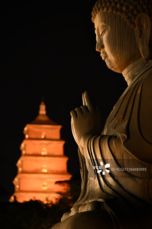 佛祖与大雁塔同框图片素材