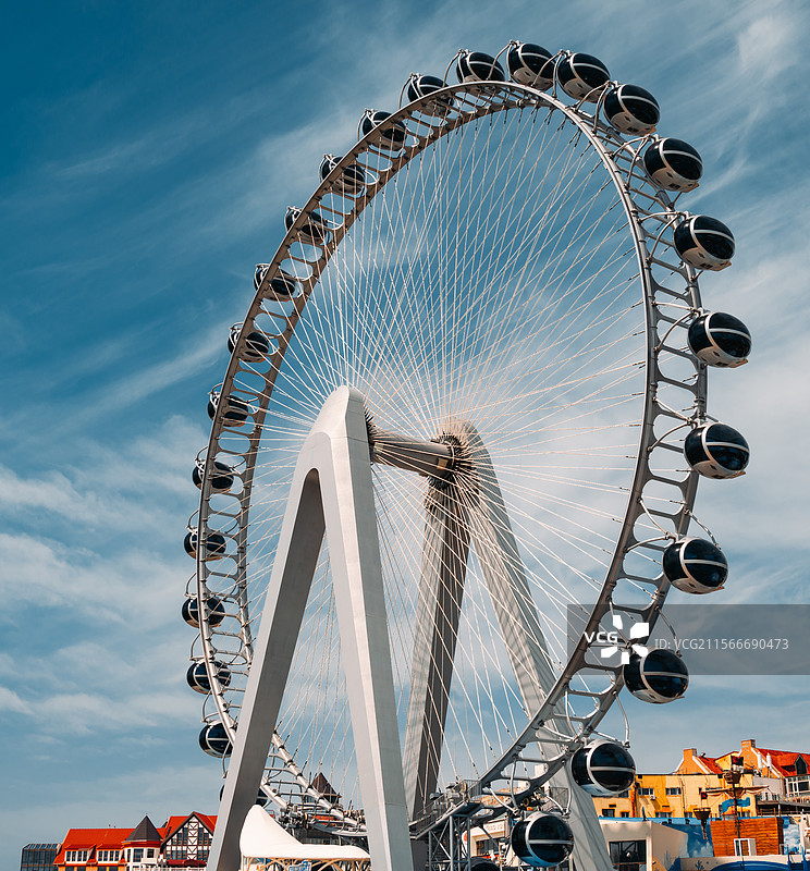 青岛的巨大摩天轮 极地之光  青岛特色建筑映衬的摩天轮非常宏伟图片素材