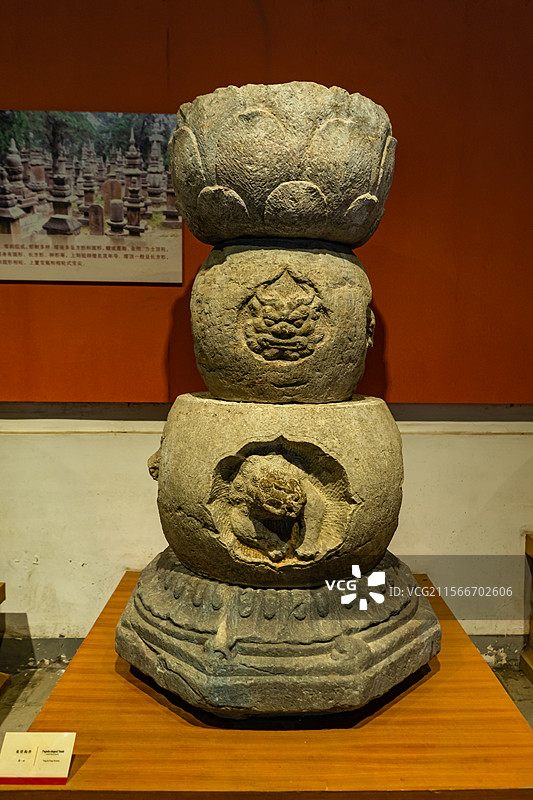 中国山东泰安著名景点泰山旅行旅游目的地泰山第一行宫岱庙，博物馆里的造像幢观音菩萨雕像，室内无人图像摄图片素材