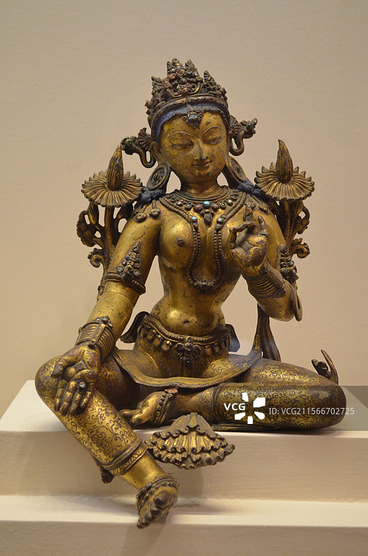 中国首都北京中国国家博物馆，明清雕天人像，好几只手姿势姿态奇异的释迦牟尼佛像，室内无人图像摄影图片素材