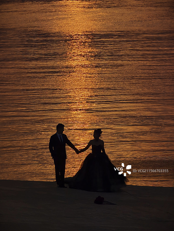 江滩边的甜蜜图片素材