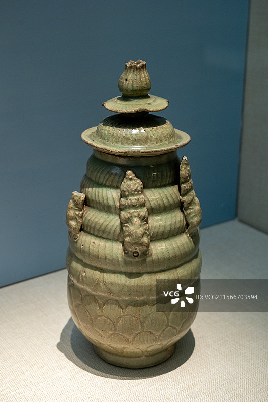 "青釉塔形瓶（三级文物 ） 五代时期 山东省济南市博物馆“瓷意万象-馆藏瓷器精品展”"图片素材