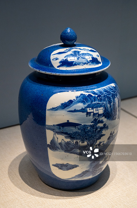 清仿嘉靖雪花蓝地开光山水梅花纹盖罐 山东省济南市博物馆“瓷意万象-馆藏瓷器精品展”图片素材