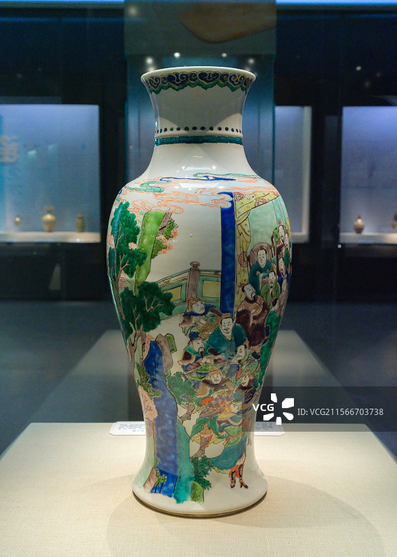 仿成化五彩人物纹瓶（一级文物） 清·康熙 山东省济南市博物馆“瓷意万象-馆藏瓷器精品展”图片素材