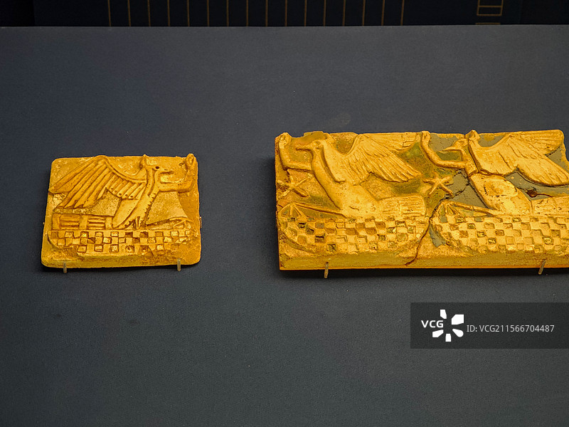 上海博物馆古埃及文明大展金色雕刻文物展示图片素材