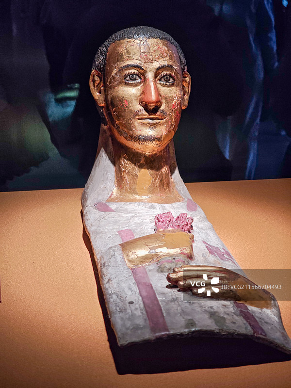 上海博物馆古埃及文明大展金色装饰人物雕像展示图片素材