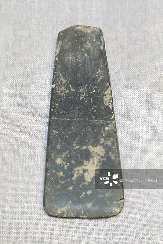 河南省洛阳博物馆“河洛文明展”：磨制石铲（龙山文化，1959年洛阳孙旗屯遗址出土，洛阳博物馆藏）图片素材