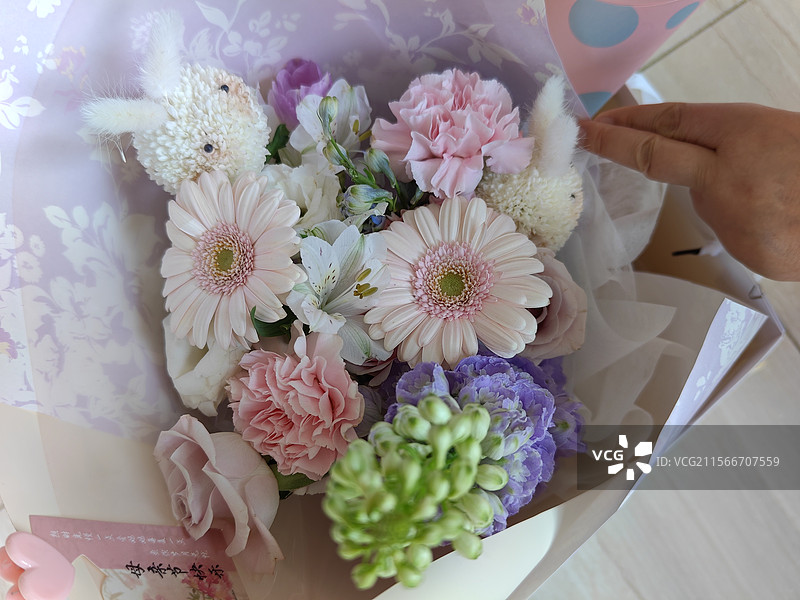 母亲节鲜花和猫咪图片素材