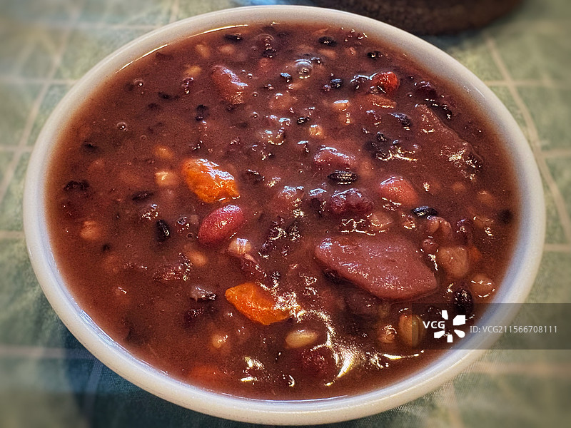 暖色调养生八宝粥（食材丰富）—红豆/黑豆/糯米/桂圆/红枣—传统美食摄影与健康饮食文化宣传素材图片素材