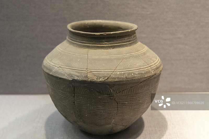 河南省洛阳博物馆“河洛文明展”：陶罐（商代，1953年二里岗遗址出土，洛阳博物馆藏）图片素材