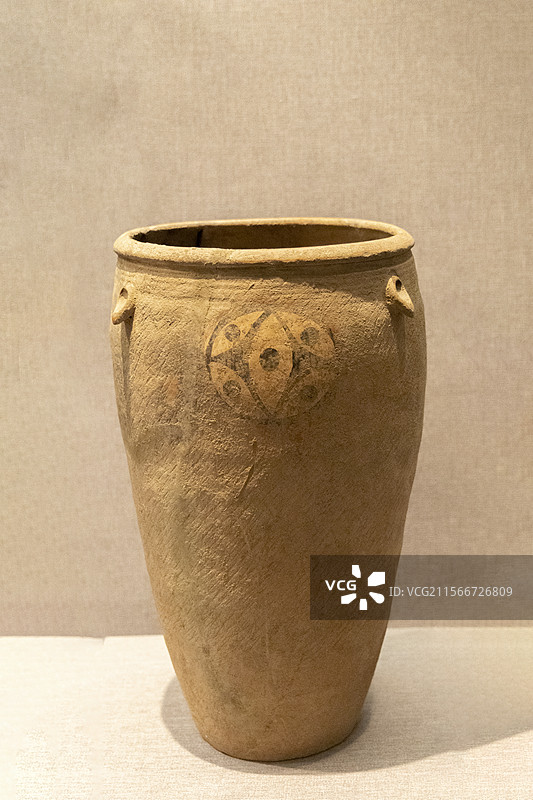 河南省洛阳博物馆“河洛文明展”：伊川缸（仰韶文化，1959年伊川县白元乡出土，洛阳博物馆藏）图片素材