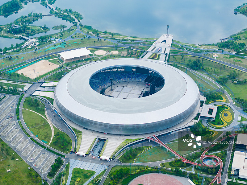 成都东安湖体育公园（世界大运公园）大会主体育场与火炬塔图片素材