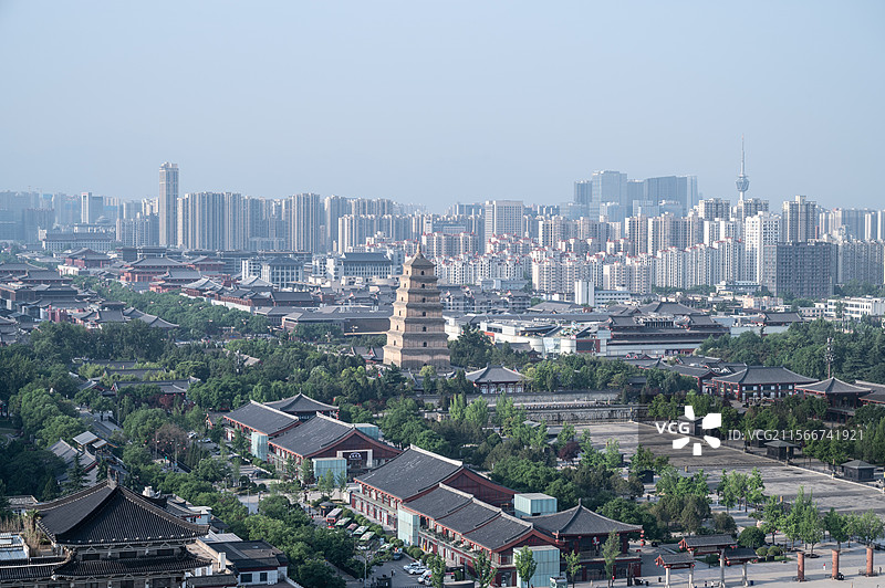 中国陕西西安著名旅游景点大雁塔大唐不夜城航拍视角图片素材
