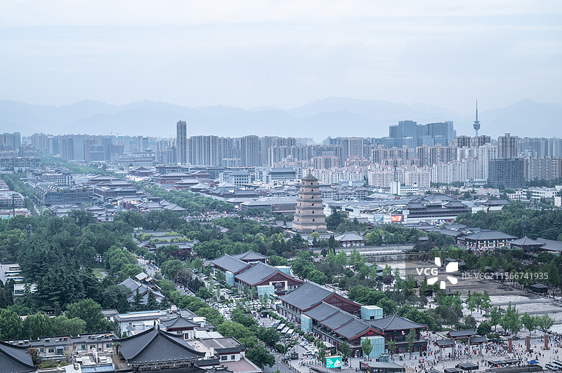 中国陕西西安著名旅游景点大雁塔大唐不夜城航拍视角图片素材