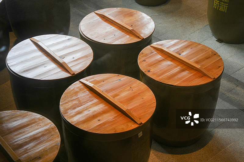 永春老醋醋厂排列整齐的酿醋醋缸图片素材