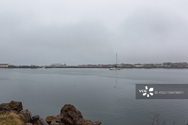 旅游胜地圣皮埃尔和密克隆群岛，阴雨天的港湾，海景与顶天建筑图片素材