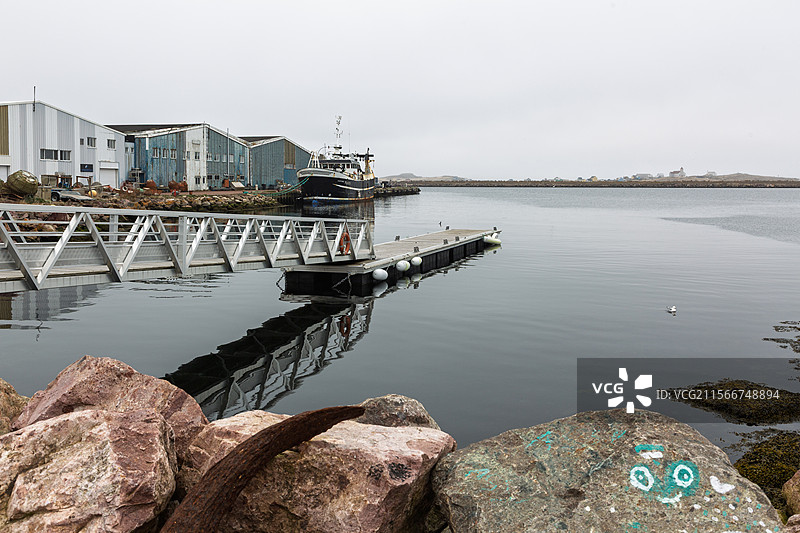 旅游胜地圣皮埃尔与密克隆群岛，停泊在港口的船只的高角度视图图片素材