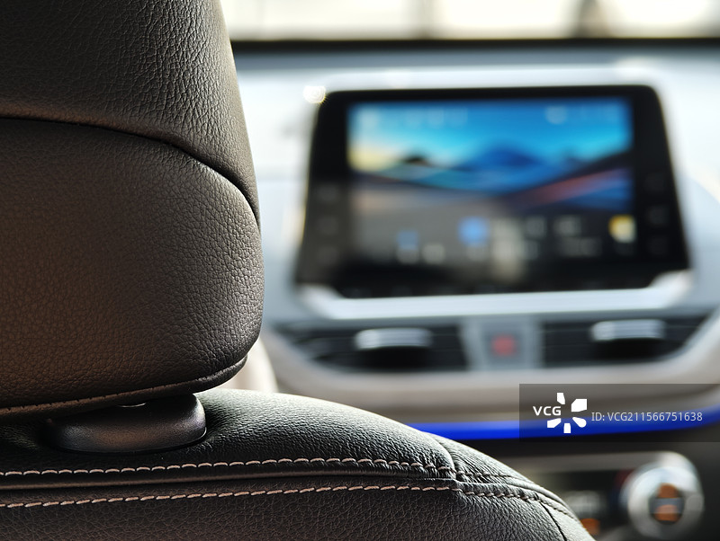 汽车司机座位上仪表盘正在显示图片素材