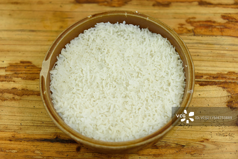 一只棕色陶碗满满盛着白米饭图片素材
