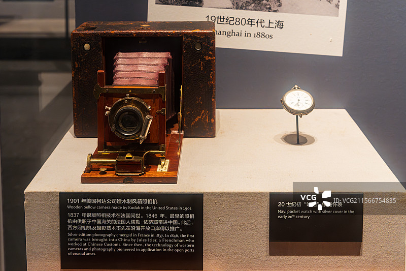 木质相机和怀表图片素材