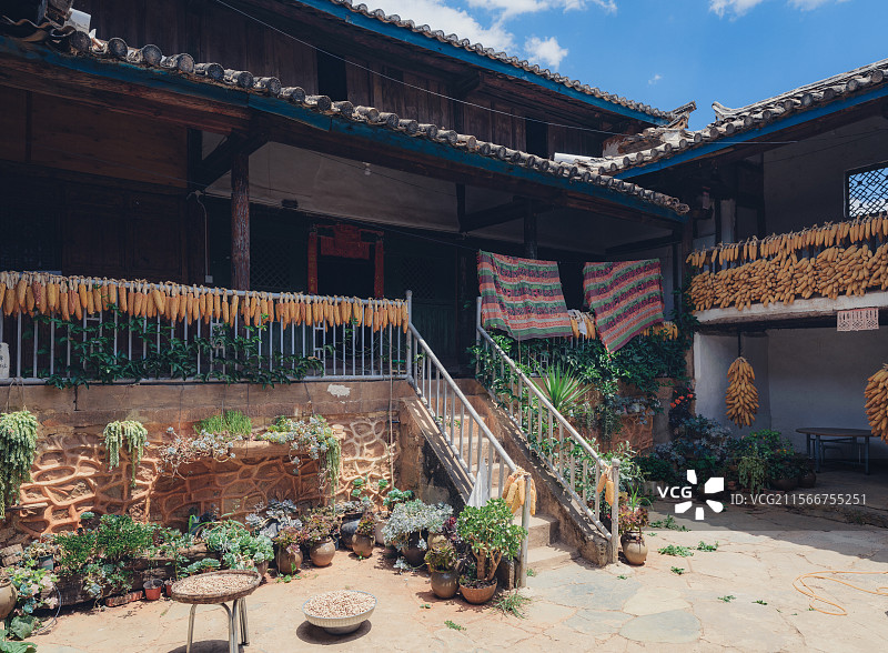 迤沙拉村彝族民居图片素材