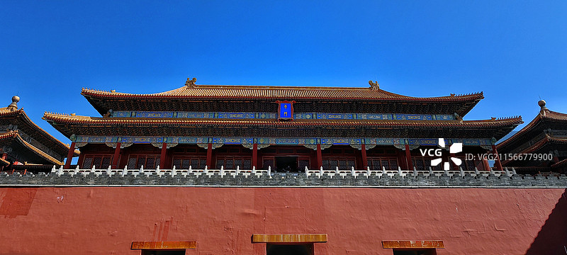 蓝天下，宏伟壮观的建筑一摄影在古宫午门。真是视觉盛宴！让人流连忘返！图片素材
