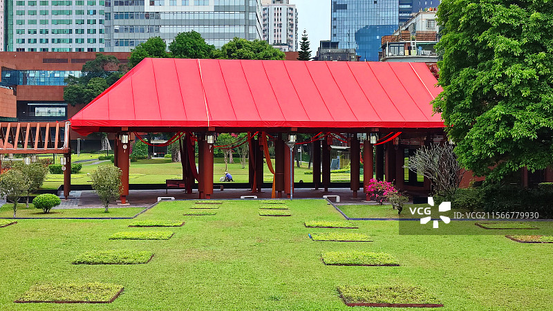 典雅古礼堂与大草坪图片素材