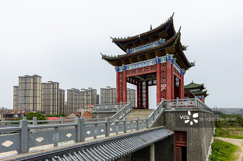 常德江南城区防洪堤三座交通闸与上部仿古建筑阁楼图片素材
