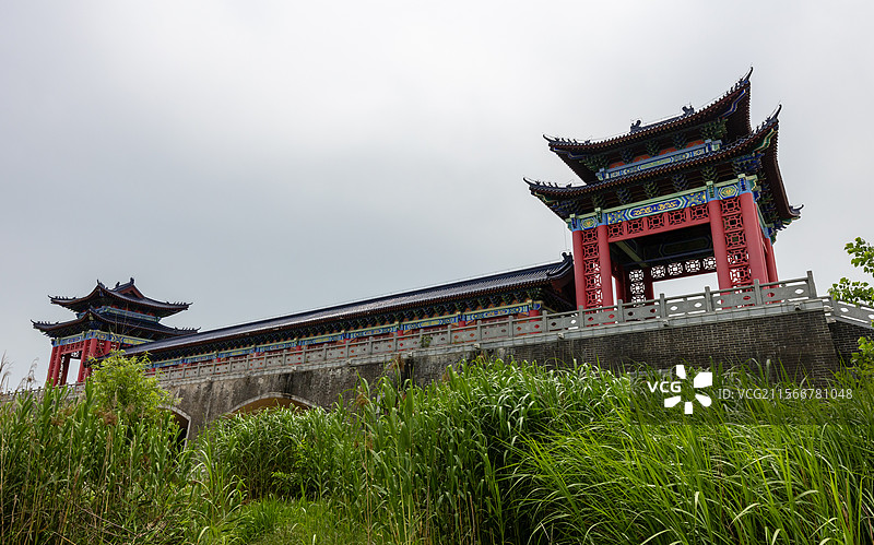 常德江南城区防洪堤三座交通闸与上部仿古建筑阁楼图片素材