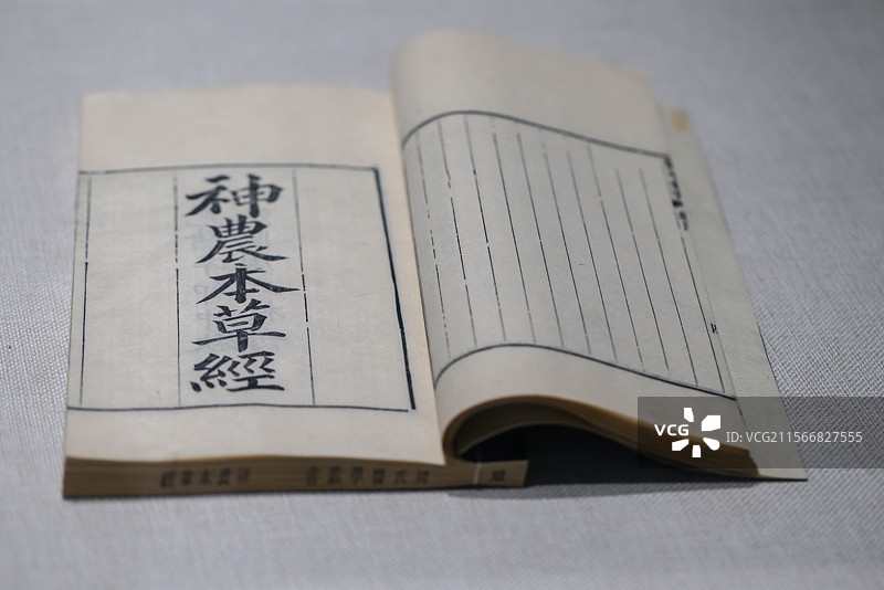 北京中医药大学中医药博物馆中国医学史展厅千金要方千金翼方神农本草经注解伤寒论等重要典籍图片素材