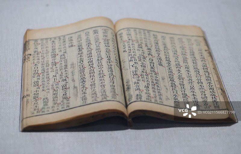 北京中医药大学中医药博物馆中国医学史展厅千金要方千金翼方神农本草经注解伤寒论等重要典籍图片素材