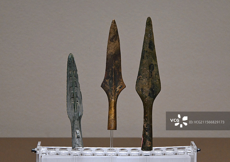 杭州中国京杭大运河博物馆收藏的春秋战国时期的青铜矛，青铜“王”字铭矛图片素材