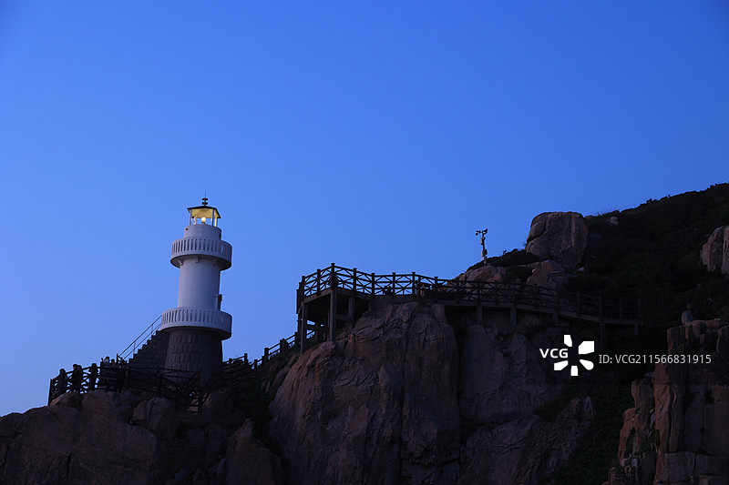 在嵊泗的六井谭景区 太阳还没升起 观看海边的灯塔图片素材