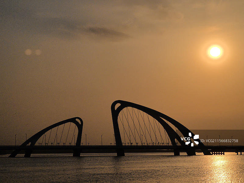 淮日落下的白马河大桥图片素材