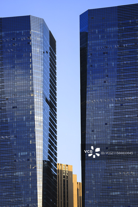 城市天际线摩天大楼的蓝色外壁图片素材