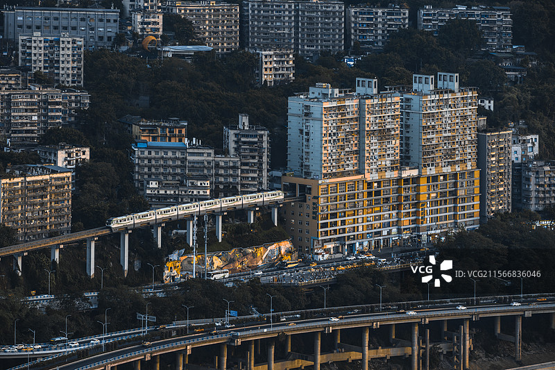 重庆李子坝轻轨穿楼图片素材